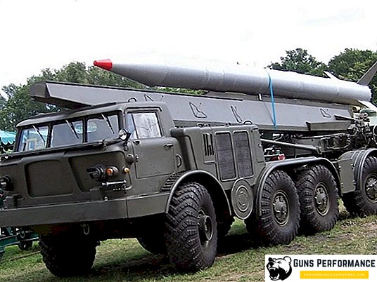 Fyraaxlad militärbil ZIL-135 8x8