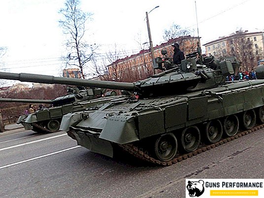 Carro armato russo T-80BVM "affilato" sparando proiettili all'uranio
