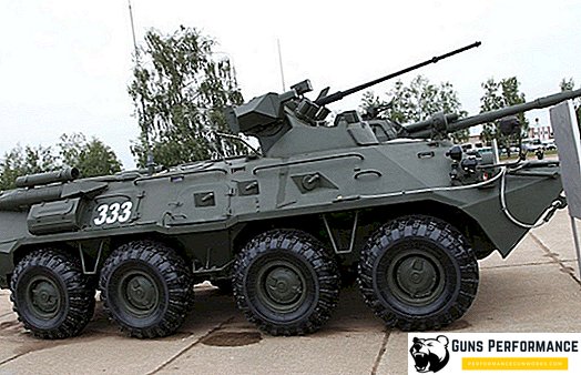 러시아어 BTR-82A는 탱크와 싸우기 위하여 가르 칠 것이다