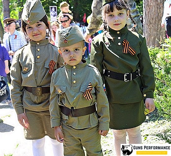 Timbalan-timbalannya mencadangkan pakaian anak-anak sekolah dan guru-guru dalam bentuk Tentera Merah