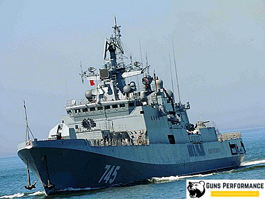 Langs de kust van Syrië is het nieuwste Russische fregat Admiraal Grigorovich in nood